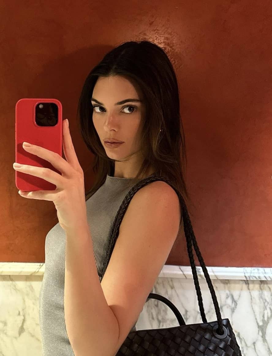 Kendall Jenner rend sexy cette tendance jean