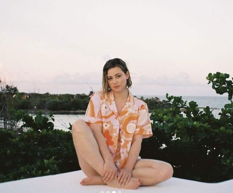 Lili Reinhart ose la tendance «boob-window»