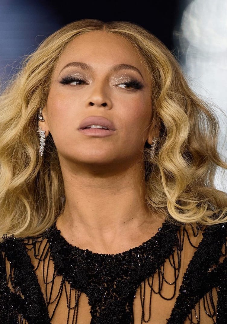 Beyonce torride dans un kit moulant transparent 
