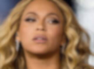 Beyonce torride dans un kit moulant transparent