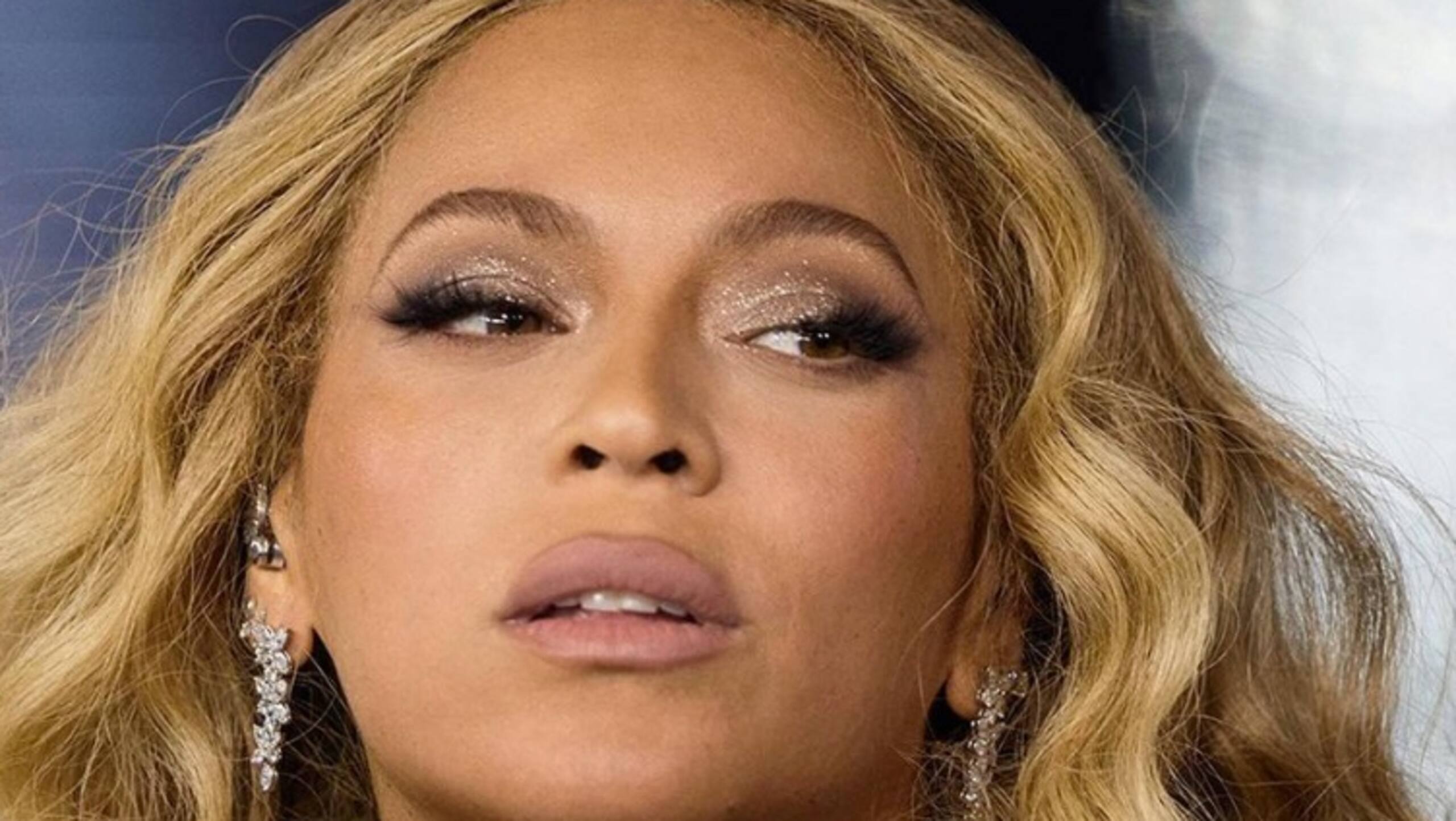 Beyonce enflamme le Web dans un ensemble moulant blanc transparent ...