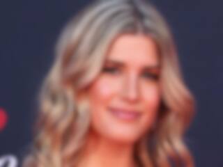 Genie dans une robe ultra courte très moulante