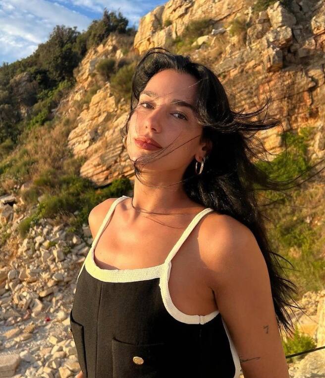 Dua Lipa craque pour cette robe sexy et tendance 