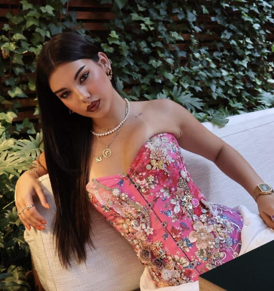 SJ Bleau expose ses abdos dans un bikini string 