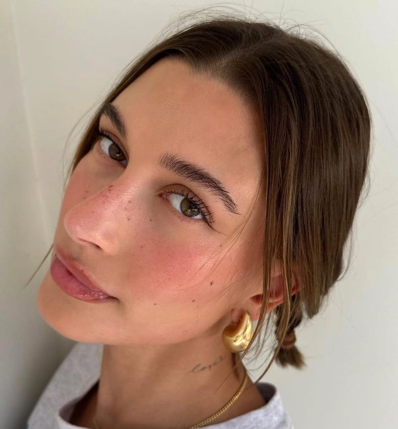 Hailey Bieber porte une robe rouge très décolletée