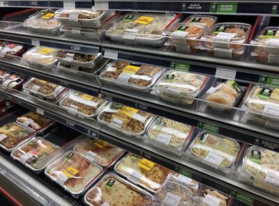 Marie-Claude and Gérald Tremblay had to choose between the restaurant and the trip. They have chosen to travel, and their consumption of ready-to-eat products has increased at the grocery store, because they no longer go to restaurants.