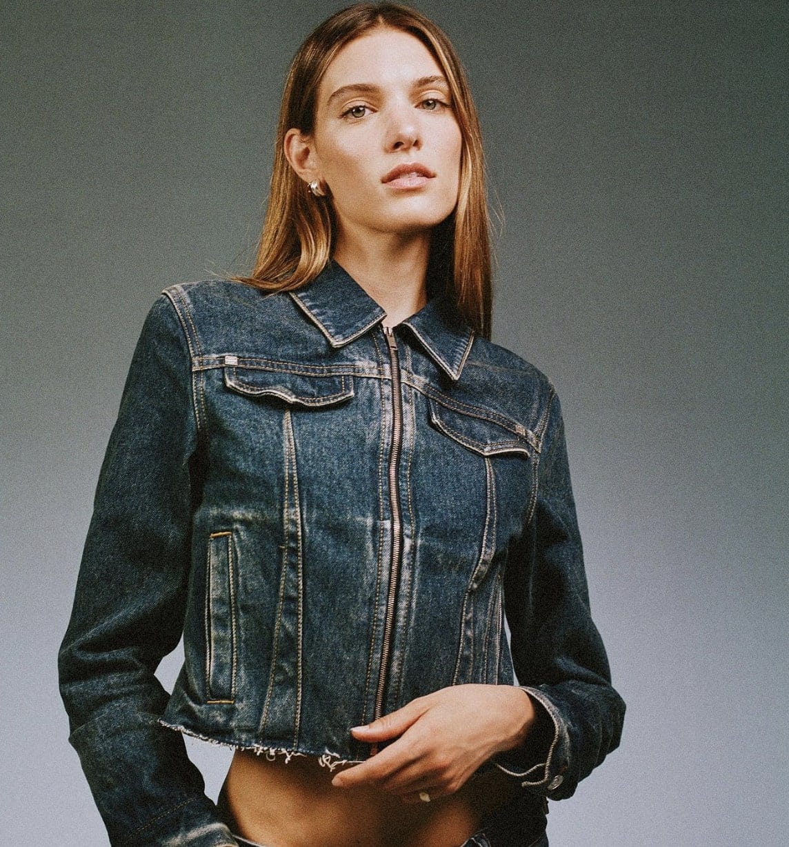 Charlotte Cardin dévoile son «sideboob»