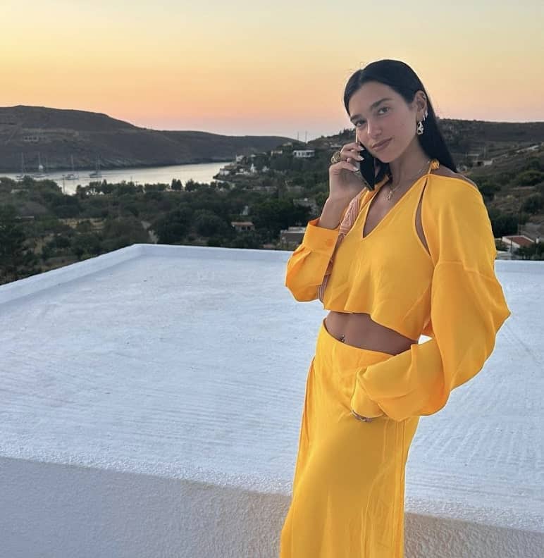 Dua Lipa porte le plus petit haut qui soit 