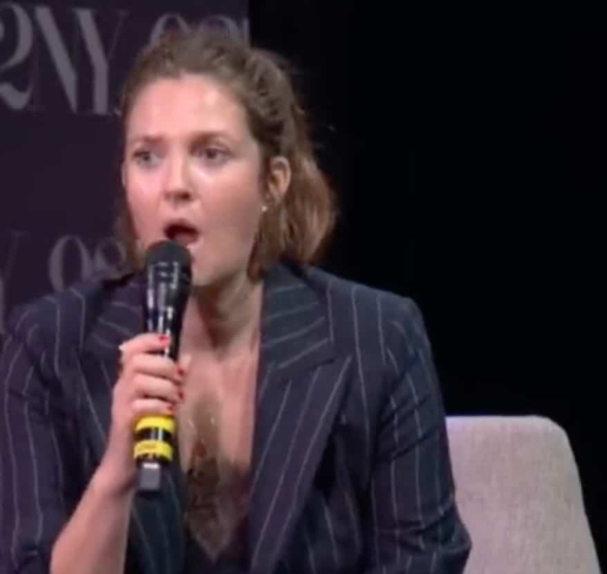 Surprise par un harceleur en pleine conférence