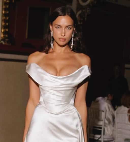 Irina Shayk, seins nus, fait de la randonnée 