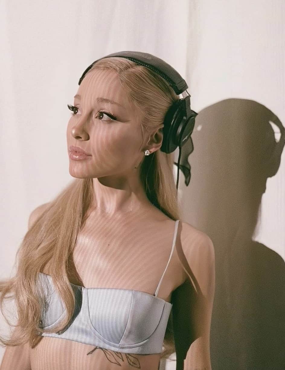 Ariana Grande radieuse dans un ensemble rétro