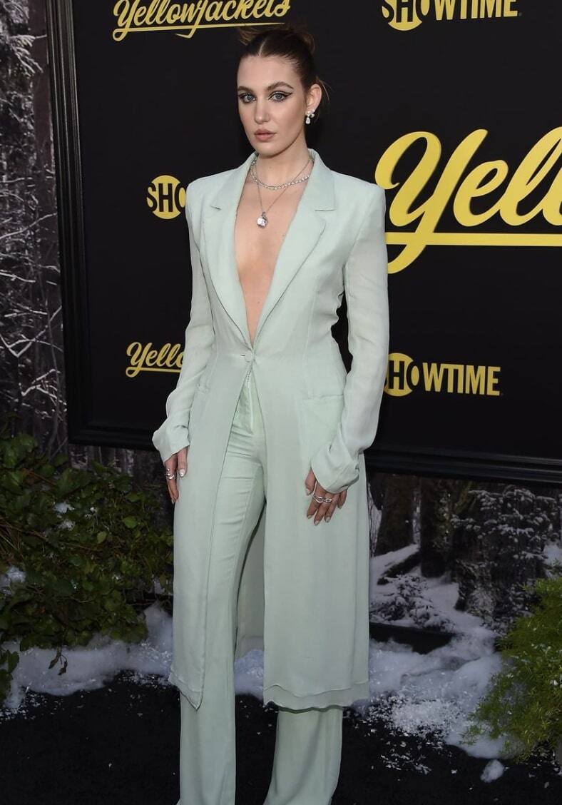 Sophie Nélisse sublime dans une robe à dos en V