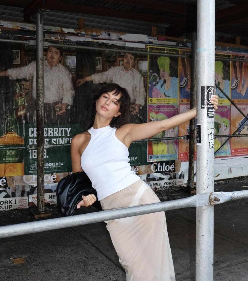 L'influenceuse Izzi Poopi n'a pas froid aux yeux avec un accessoire ...