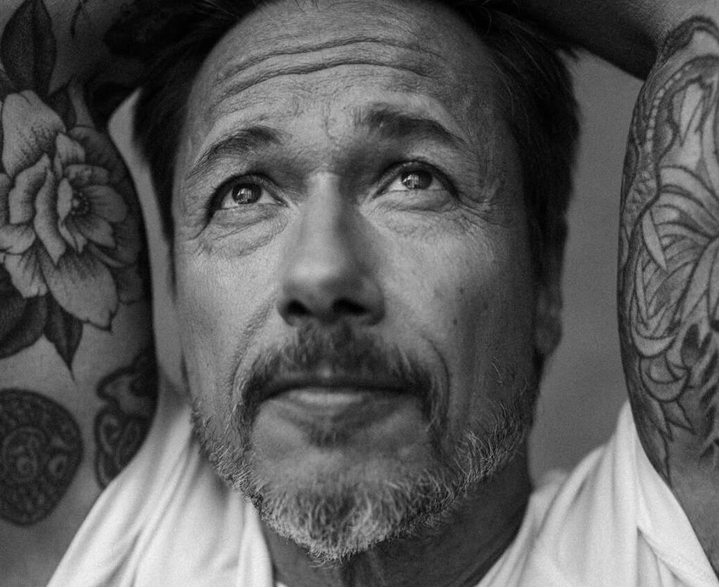 Stéphane Rousseau se fait prendre en photo par Alexandre Champagne et ...