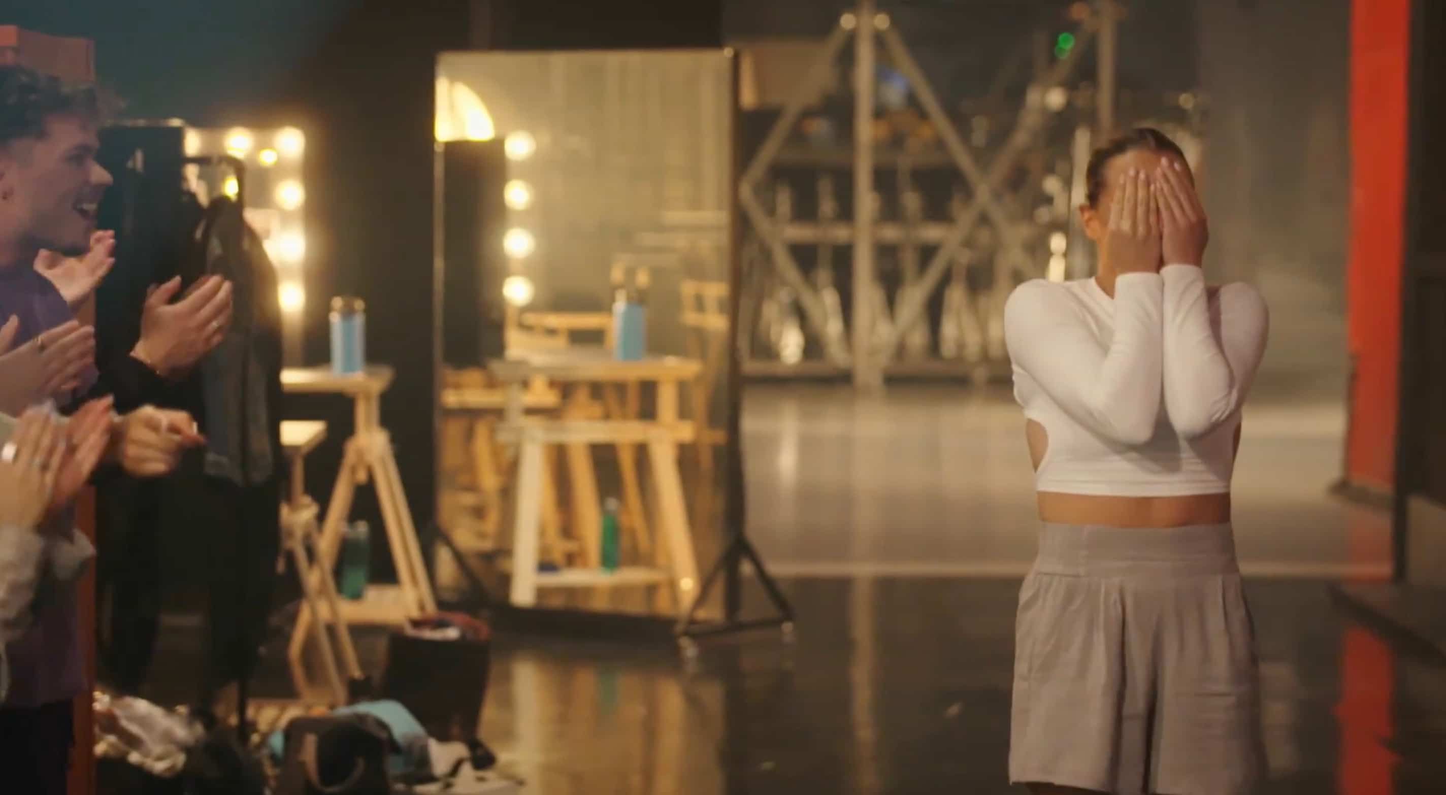 Les danseurs viennent au secours d'une candidate  