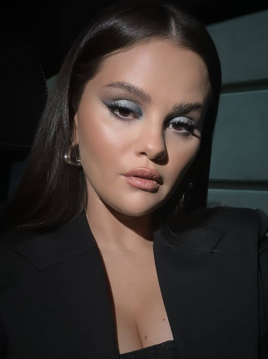 Selena Gomez met le ciseau dans sa chevelure