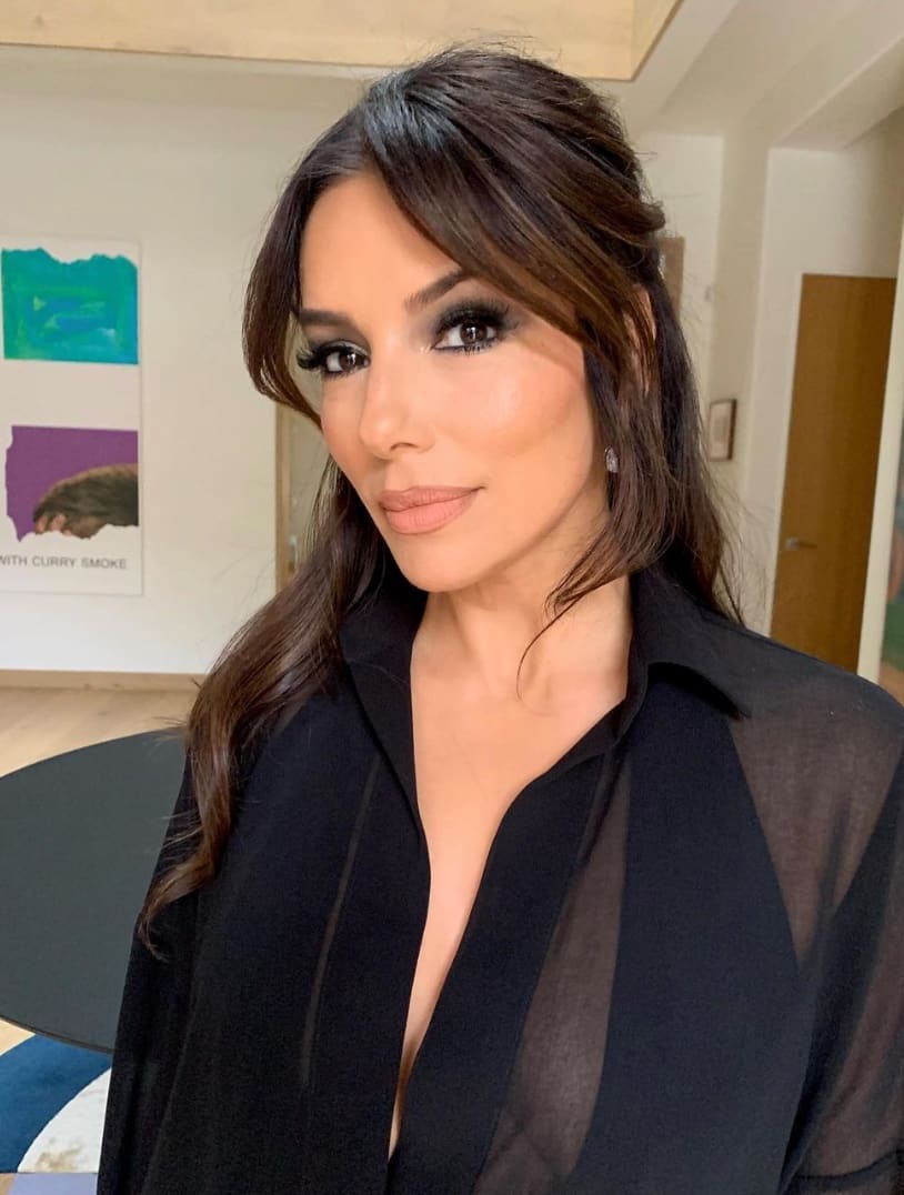 Eva Longoria dénude ses jambes galbées à 48 ans