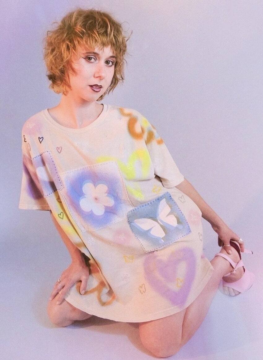 Marianne Verville ose une coupe courte et sombre