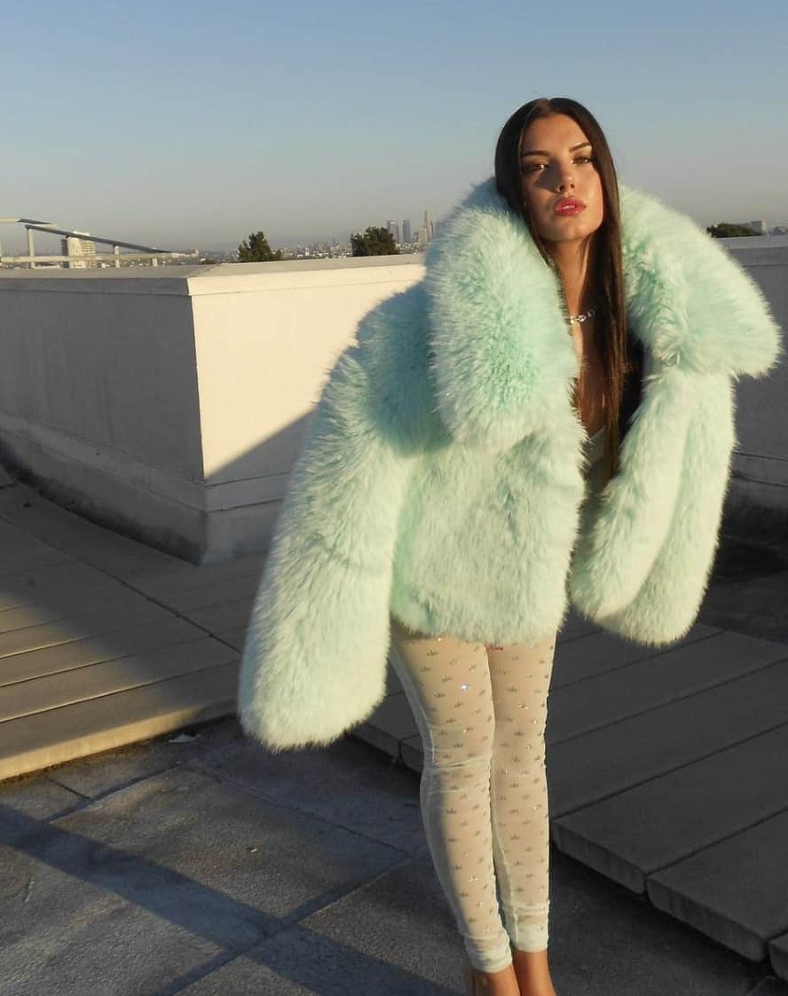 Sarah-Jade Bleau: une séance photo sans le haut