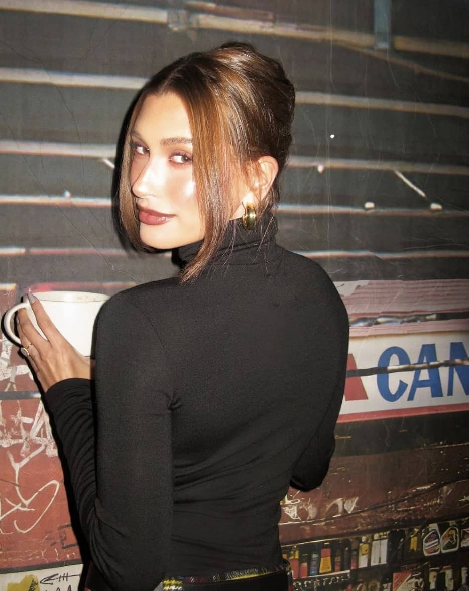 Hailey Bieber en simples sous-vêtements blancs