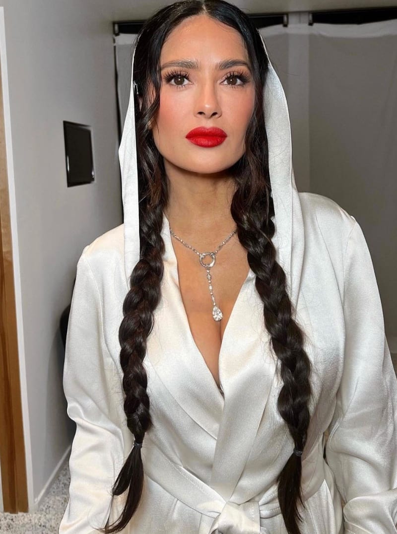 Salma Hayek porte LA jupe tendance des fêtes 2023