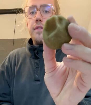 Math Duff nous fait visiter son frigo et c’est absolument dégoûtant ...