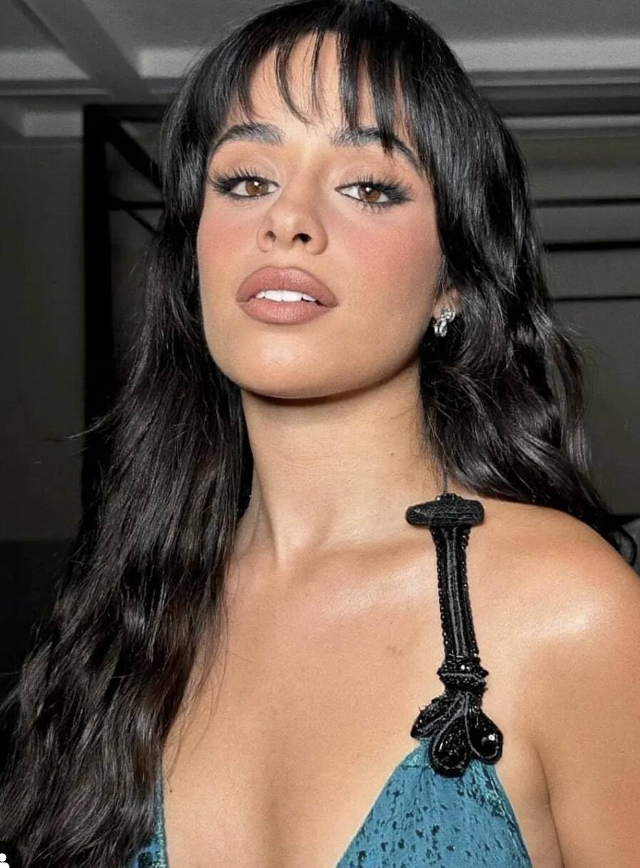 Camila Cabello dans une robe moulante asymétrique