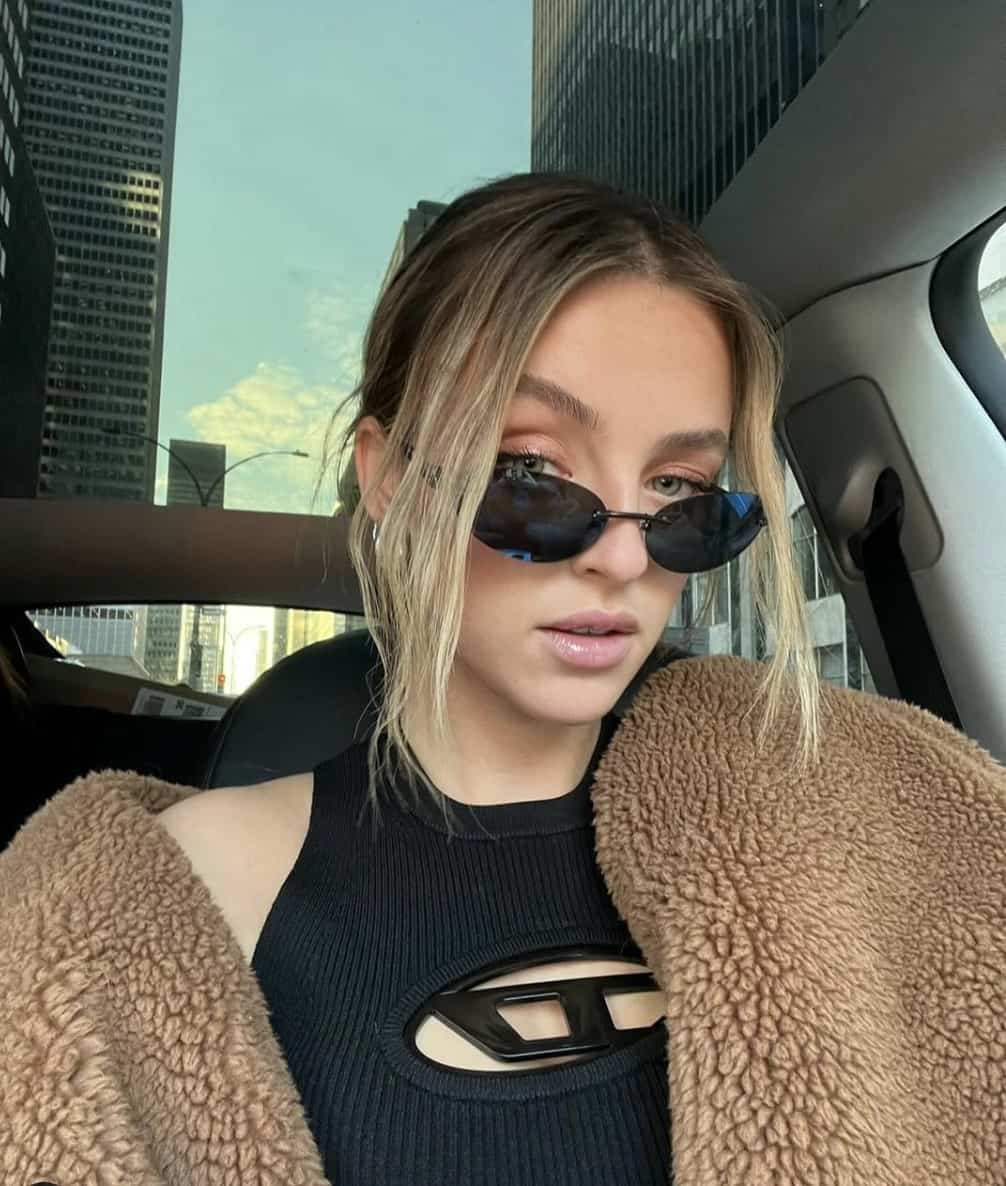 Alicia Moffet ose l'accessoire tendance du moment