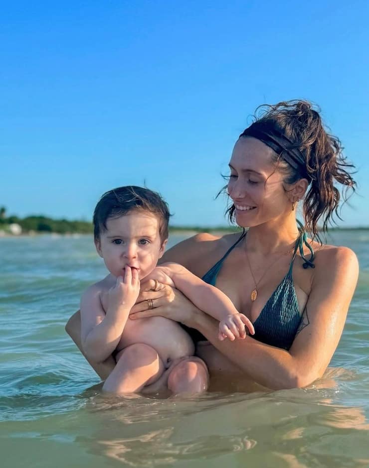 Lysandre Nadeau, touchante en allaitant son fils