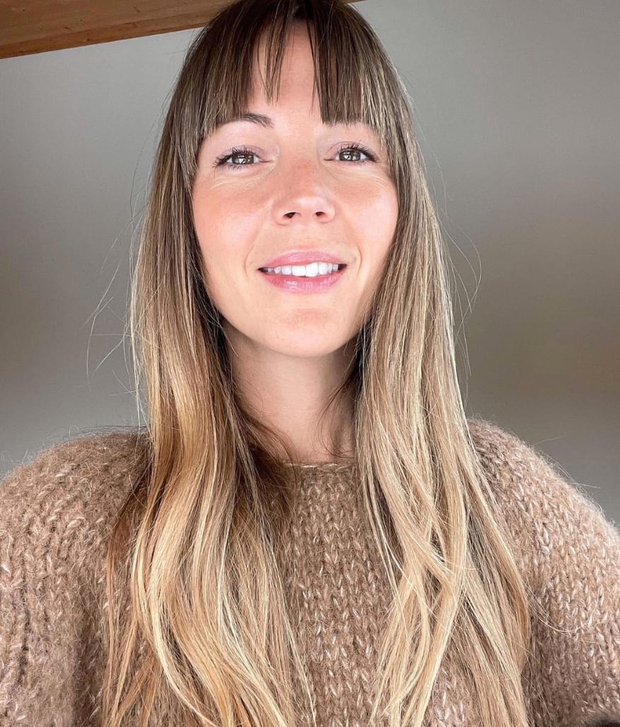 Vanessa Pilon a les cheveux courts et orange