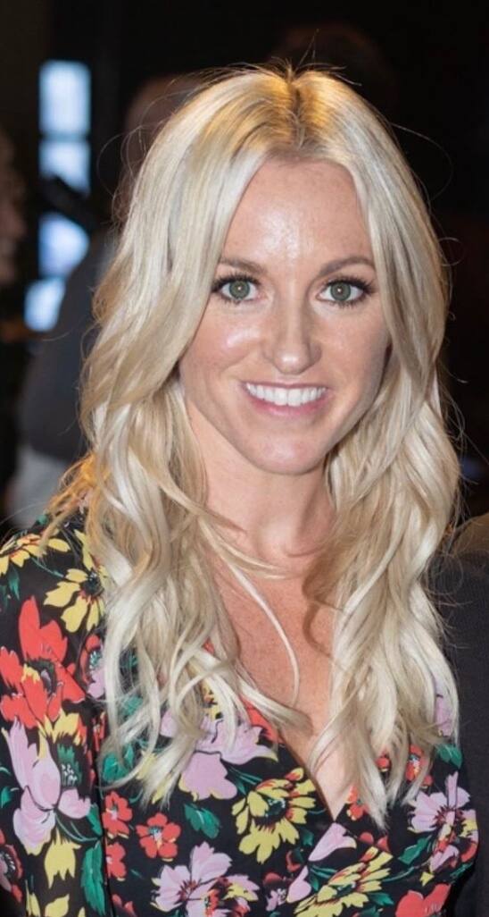 Nouveaux cheveux et robe translucide