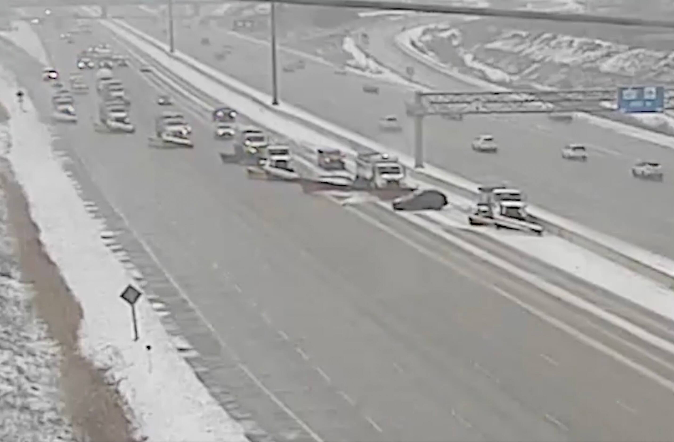 [&Agrave; VOIR] Un conducteur trop press&eacute; provoque un accident avec des d&eacute;neigeuses