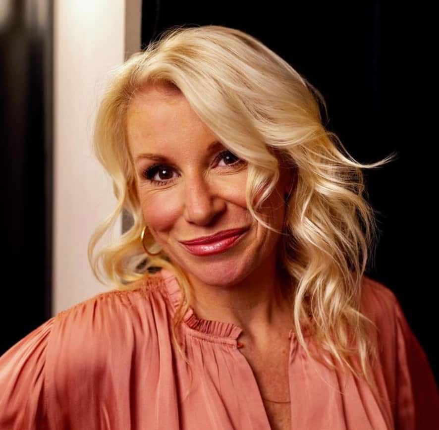 Cathy Gauthier en robe bustier de dentelle noire