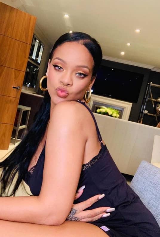 Rihanna s'offre un changement capillaire radical