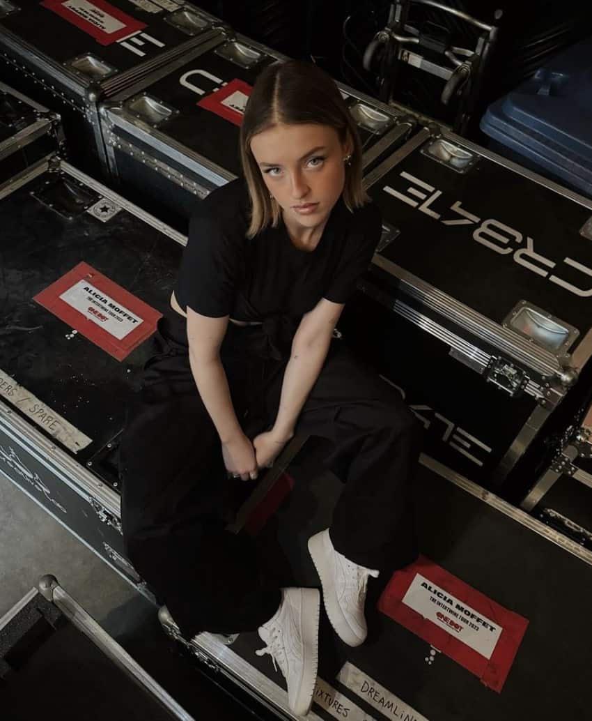 Alicia Moffet fait rêver de soleil en bikini