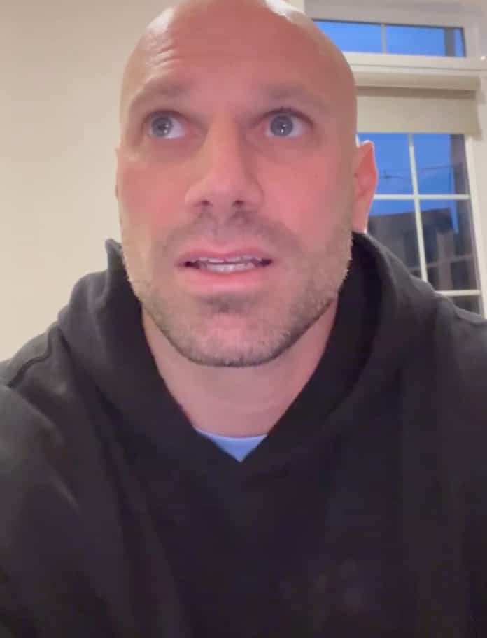 Il se fait prendre par ses collègues