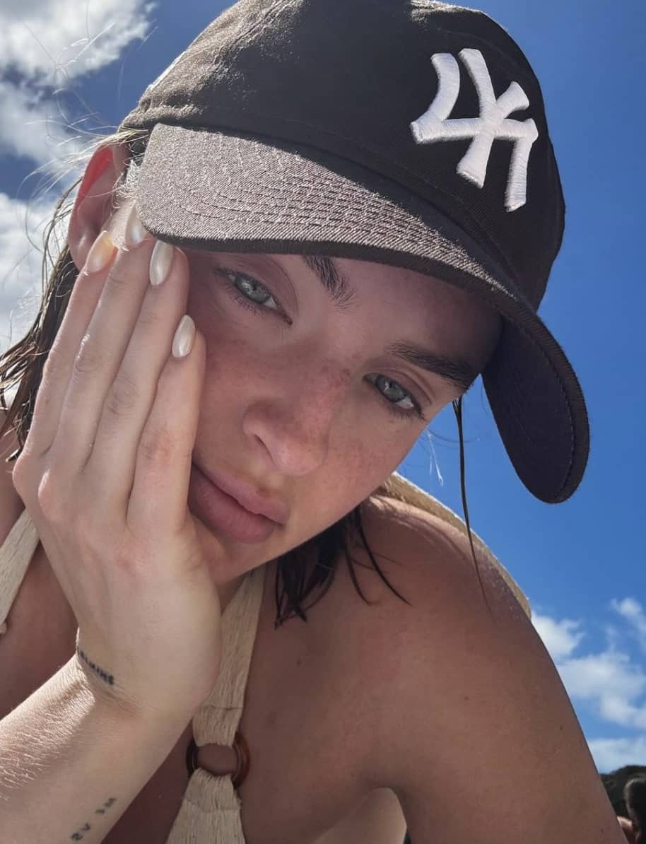 Alicia Moffet ose la coloration du moment