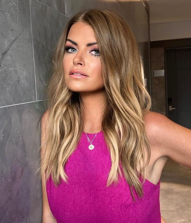 Kim Lizotte ose un «crop top» sous son veston 