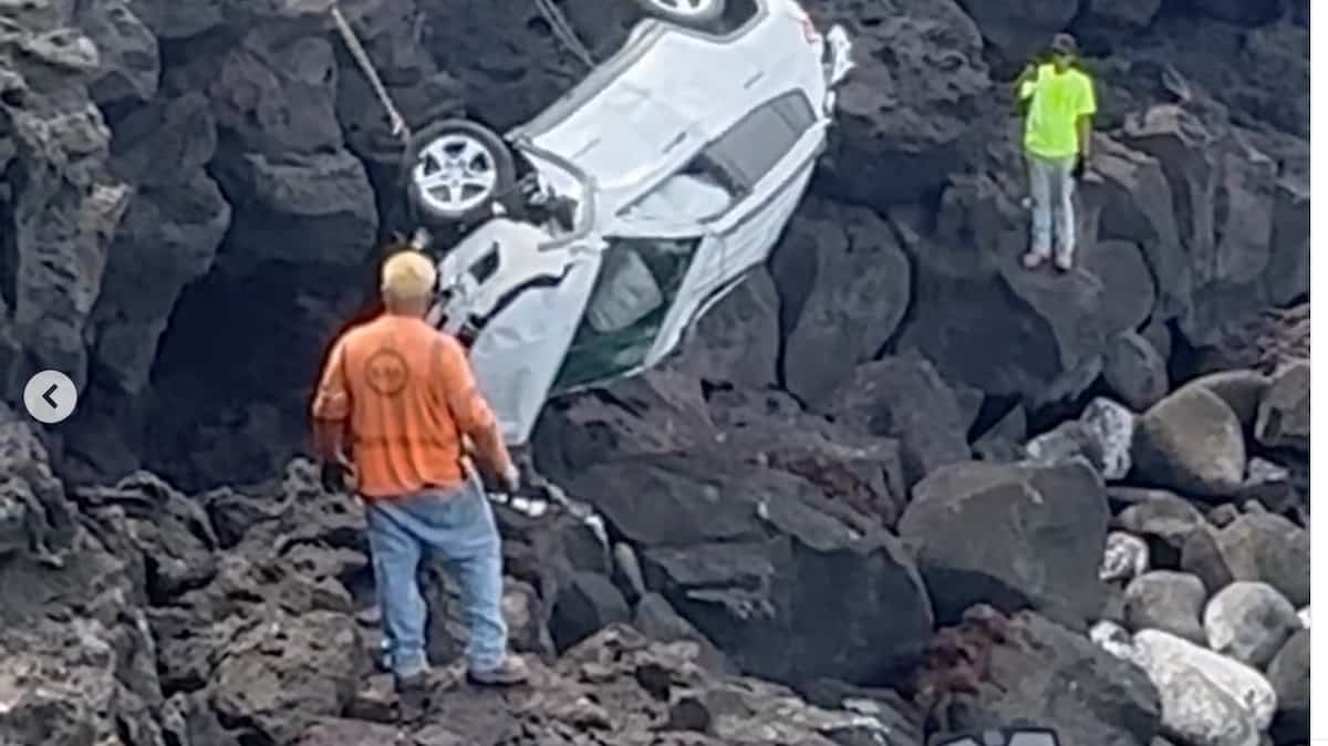 Accident with his jeep: A Canadian man survives falling from a cliff in Hawaii