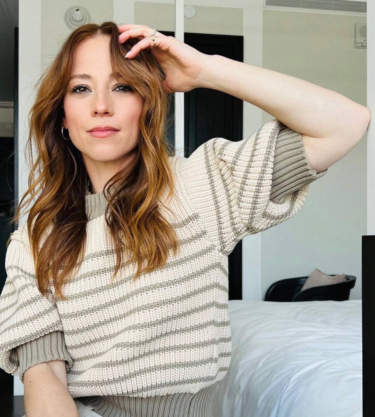 Karine Vanasse en corset et manteau de cuir 