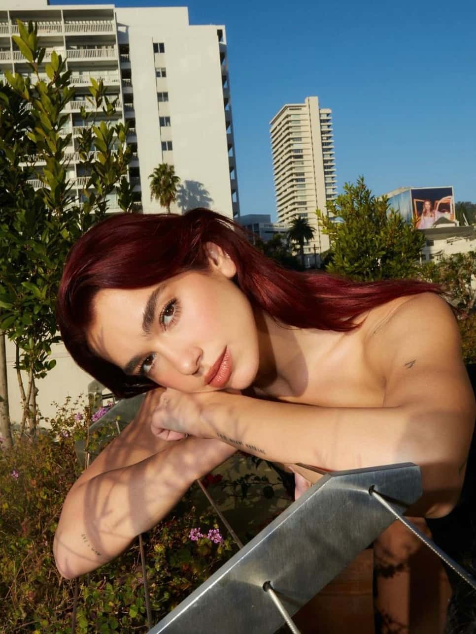 Dua Lipa révèle sa silhouette