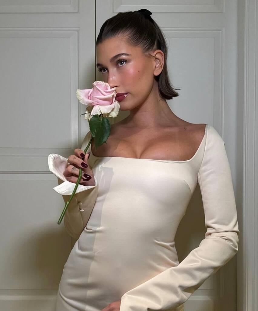 Hailey Bieber prend la pose en tout petit bikini