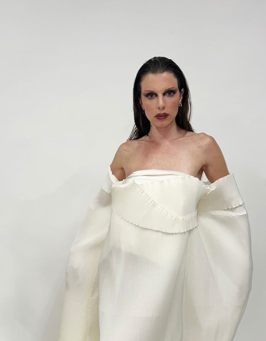 Julia Fox seins nus au party d’Elton John 