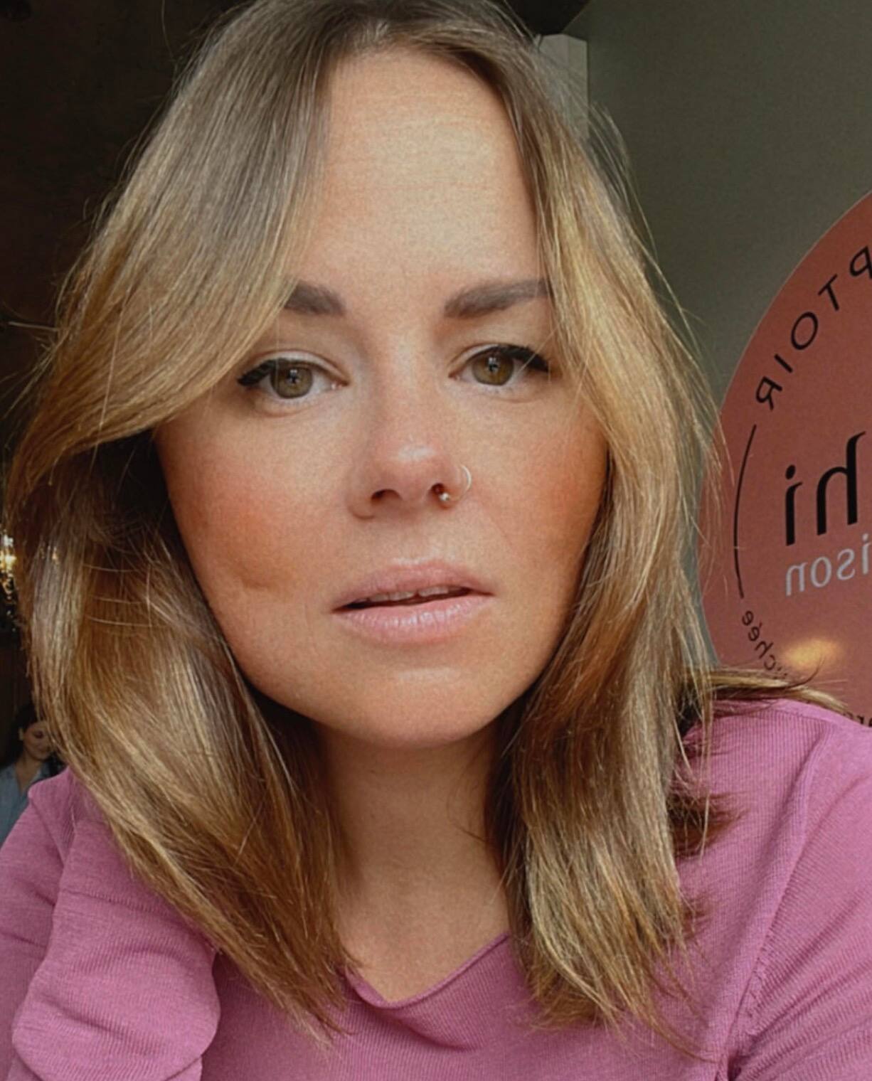 Geneviève Everell rase ses cheveux dans une vidéo 