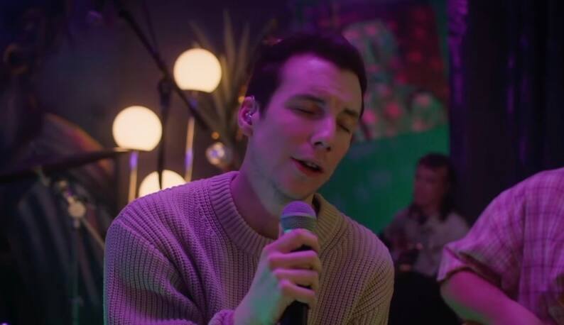 Il surprend en dévoilant ses talents de chanteur
