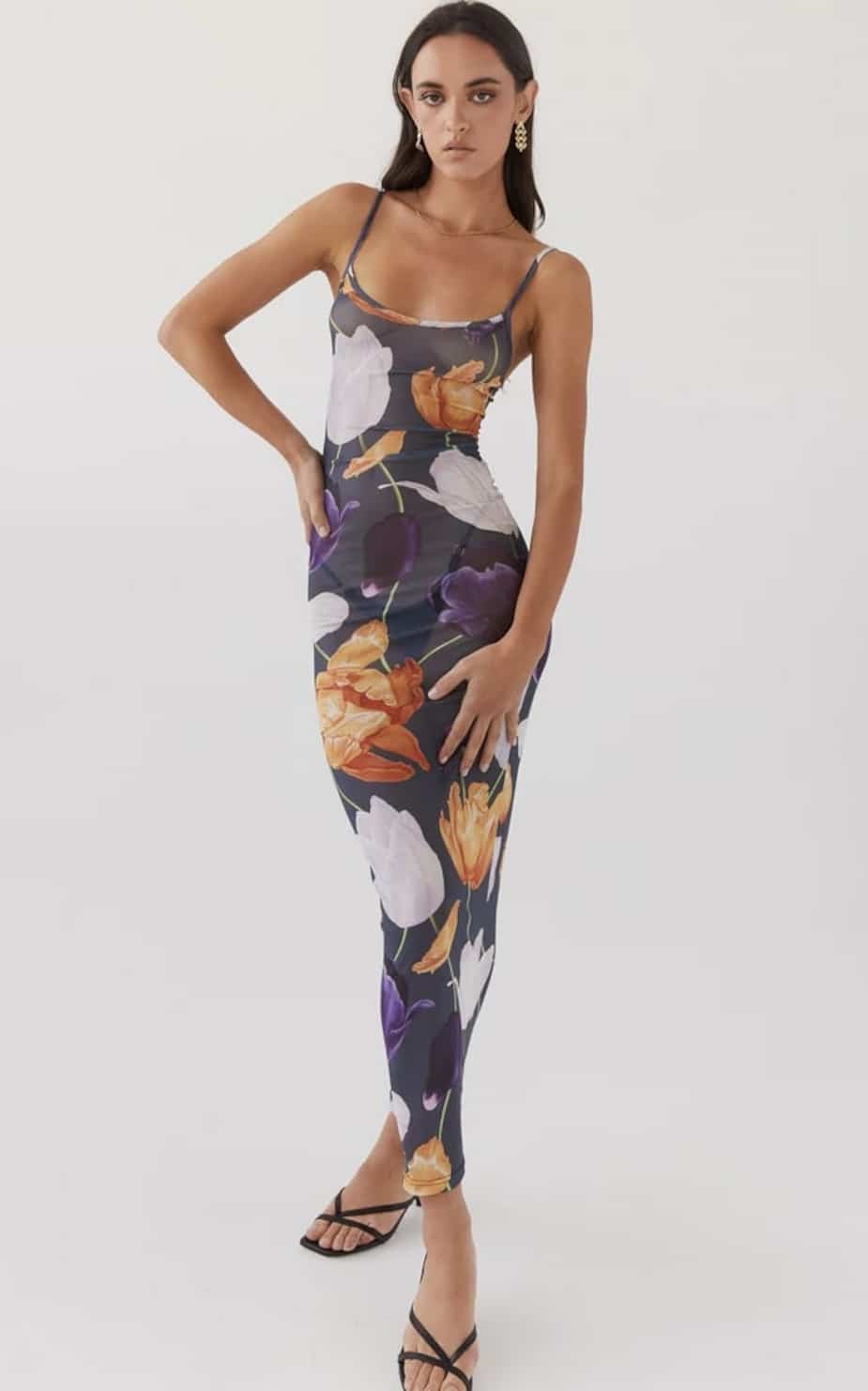 Elizebeth Rioux Elisabeth Rioux exhibe sa silhouette dans une robe moulante et ...