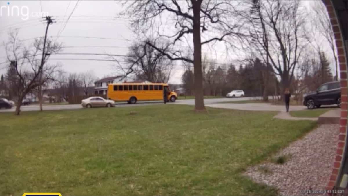 Heroic gesture: A girl was miraculously saved by the bus driver Heroic gesture: A girl was miraculously saved by the bus driver