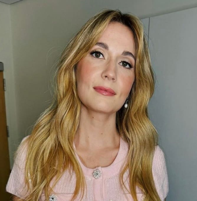 Rosalie, éblouissante dans une robe à paillettes