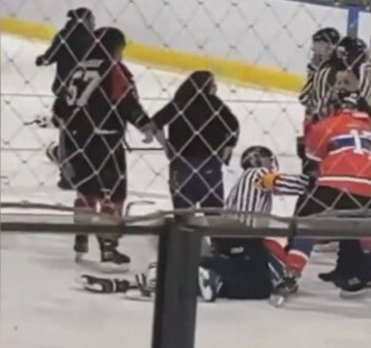 Un arbitre met tout son poids sur un joueur innu quand un match dégénère sur la Côte-Nord