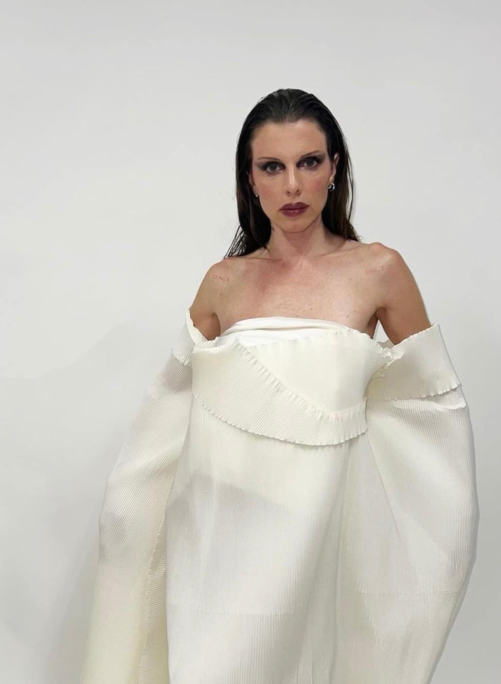 Julia Fox en trompe l'oeil de parties génitales